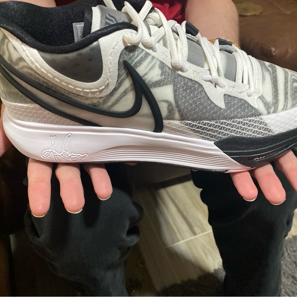 New Unreleased Kyrie irving 8 men’s 11.5 
Or women’s 13. - Picture 2 of 11